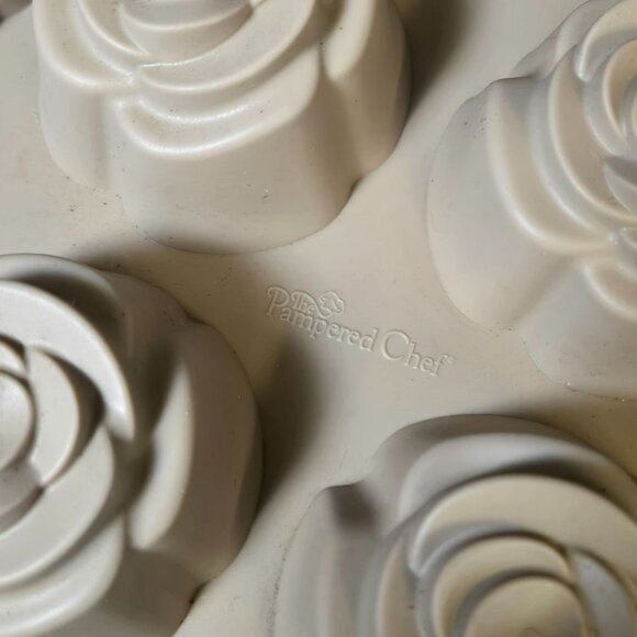 Pampered Chef Silicone 13" Round 12 Muffin Cupcake Dessert Pan Mold Flower #1613 - Picture 5 of 8